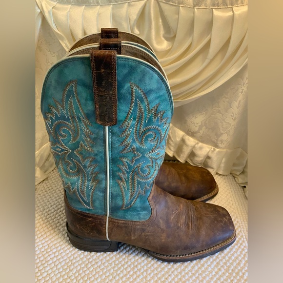 ARIAT - Picture 3 of 9